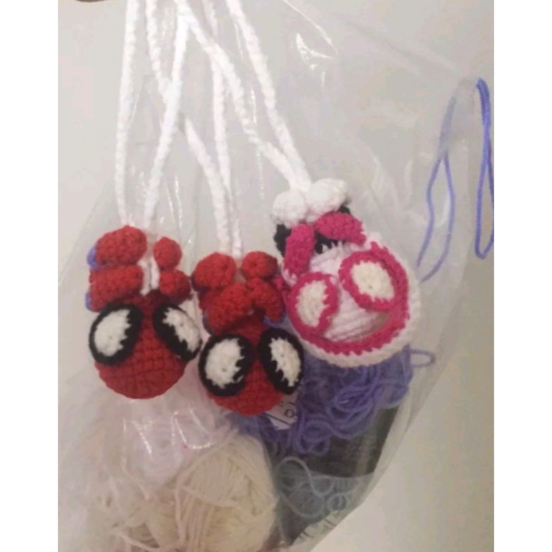 Móc khoá spiderman gwen đu ngược mũ màu hồng