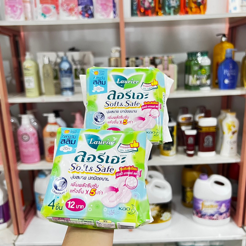 Băng vệ sinh Laurier Thái Lan Loại 4 Miếng Ban Ngày Có Cánh