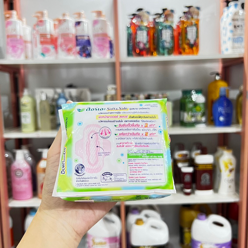 Băng vệ sinh Laurier Thái Lan Loại 4 Miếng Ban Ngày Có Cánh