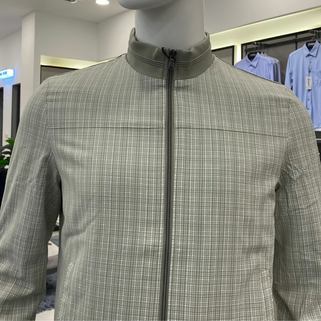 Áo khoác bomber nam Owen JK231629 jacket nhẹ 2 lớp màu xanh lá nhạt vải polyester dáng suông bo cổ tay và gấu