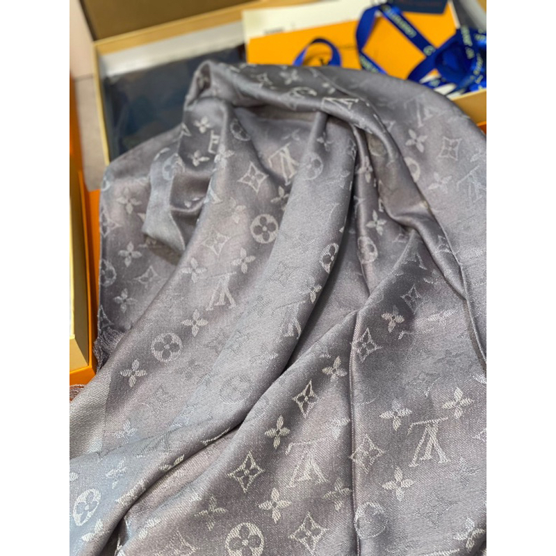 Khăn choàng lv
