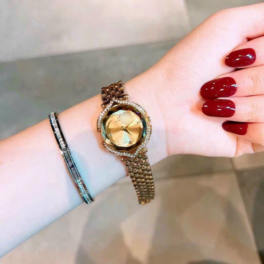 Đồng hồ nữ S-wa-roski nữ ,size : 30mm lun thời trang trẻ trung , sang trọng , chống nước 3atm, bảo hành 6 tháng