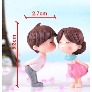 Đôi trai gái hôn nhau hồng trắng