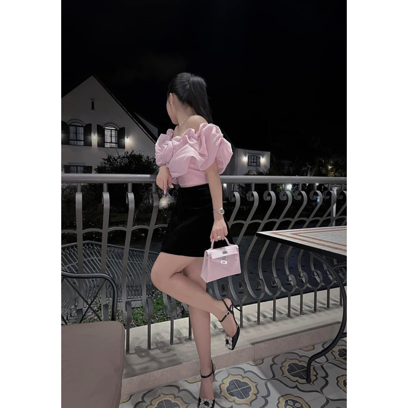 Áo tơ trễ vai cuộn hoa