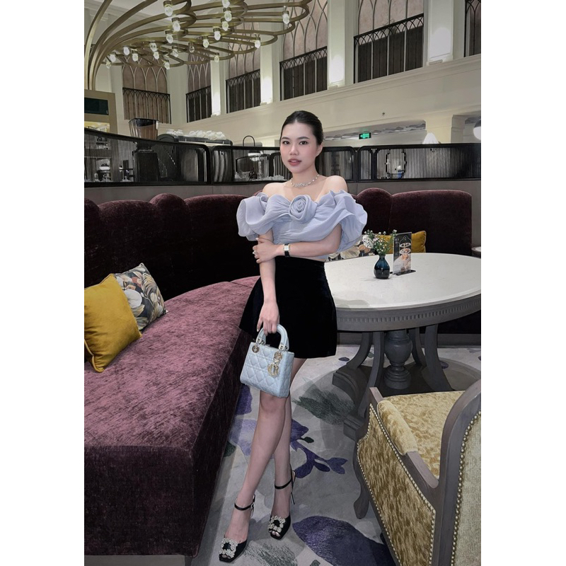 Áo tơ trễ vai cuộn hoa