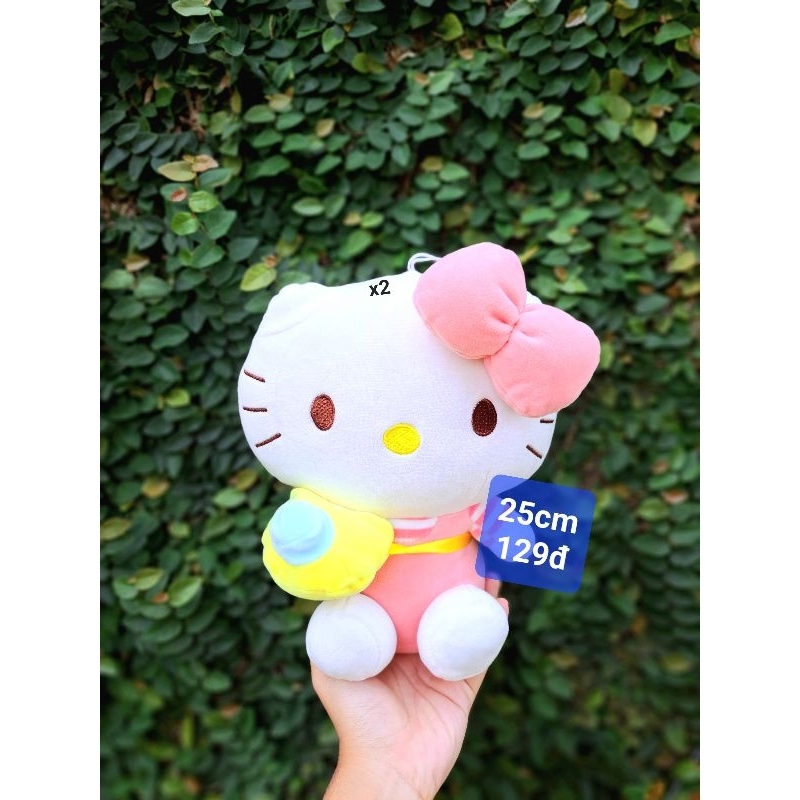 Gấu bông Hello Kitty, mèo Kitty đủ màu, váy áo sặc sỡ dễ thương