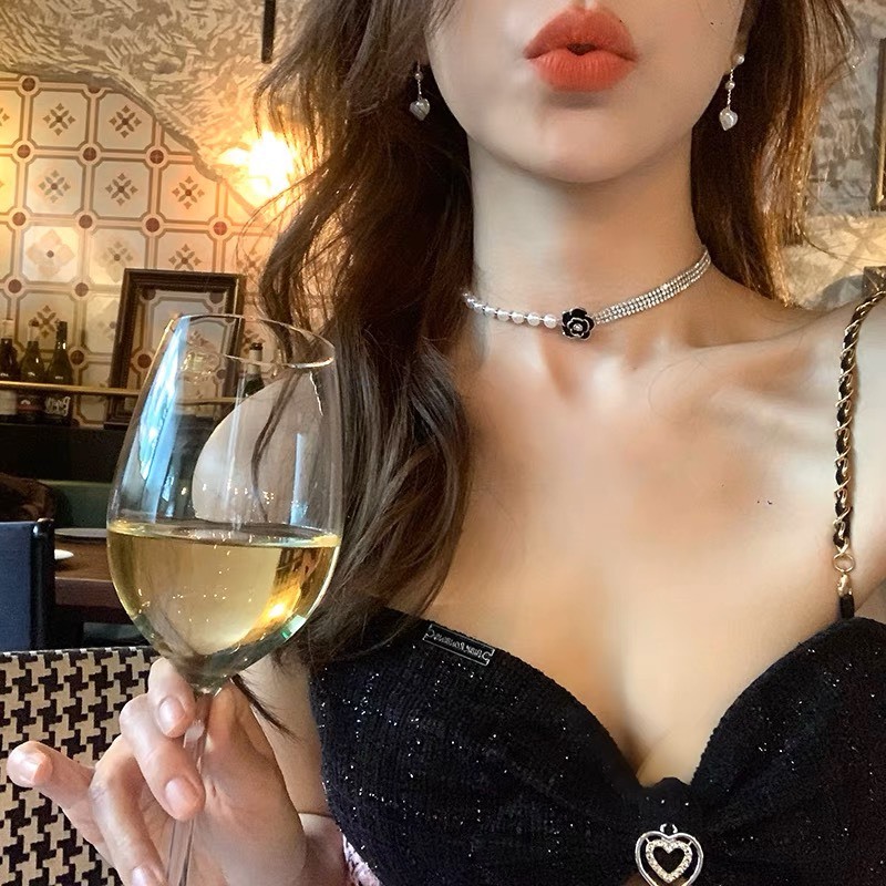 ( 2 màu) Vòng cổ CHOKER đính đá mix ngọc trai nhân tạo hoa đen sang chảnh