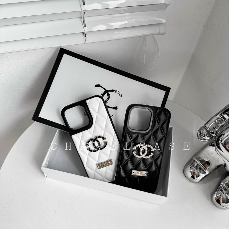 Ốp lưng da trám đen - trắng CHA NEL XÍCH cạnh vuông chống bẩn cho i phone 7 đến 15promax