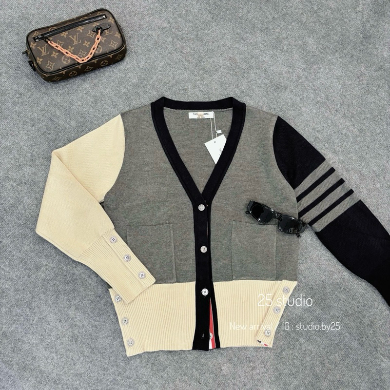 ÁO LEN PHỐI MÀU VẠCH TAY CỔ V | STUDIOBY25