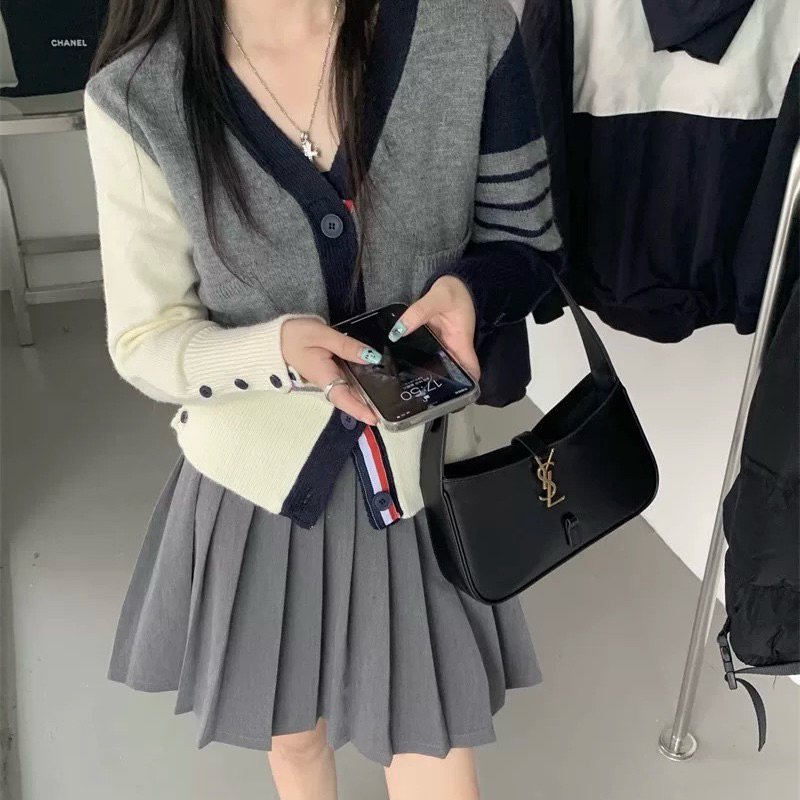 ÁO LEN PHỐI MÀU VẠCH TAY CỔ V | STUDIOBY25