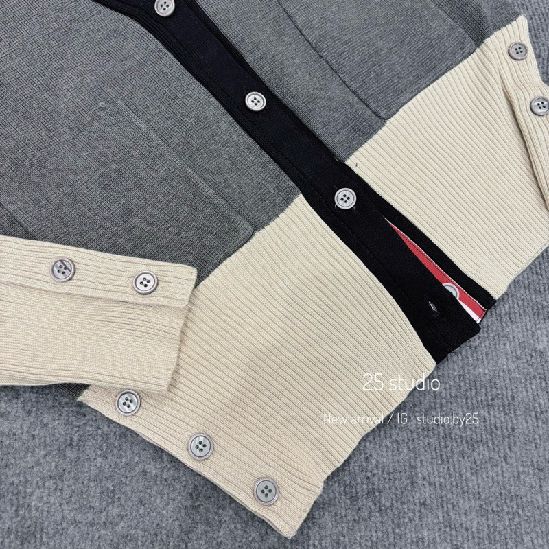 ÁO LEN PHỐI MÀU VẠCH TAY CỔ V | STUDIOBY25