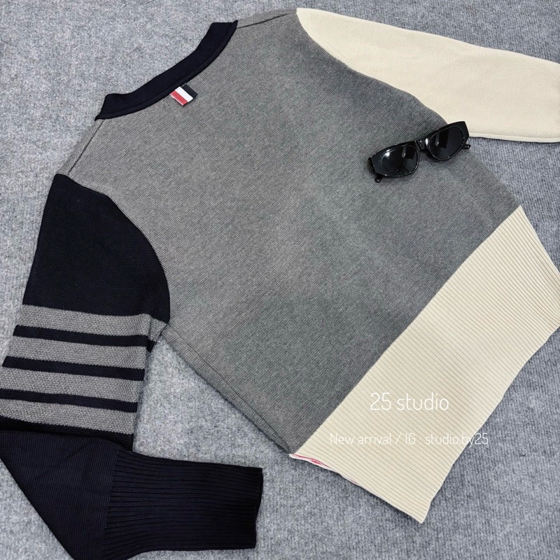 ÁO LEN PHỐI MÀU VẠCH TAY CỔ V | STUDIOBY25