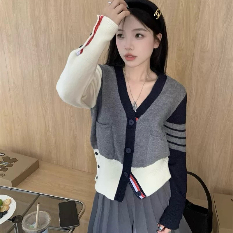 ÁO LEN PHỐI MÀU VẠCH TAY CỔ V | STUDIOBY25