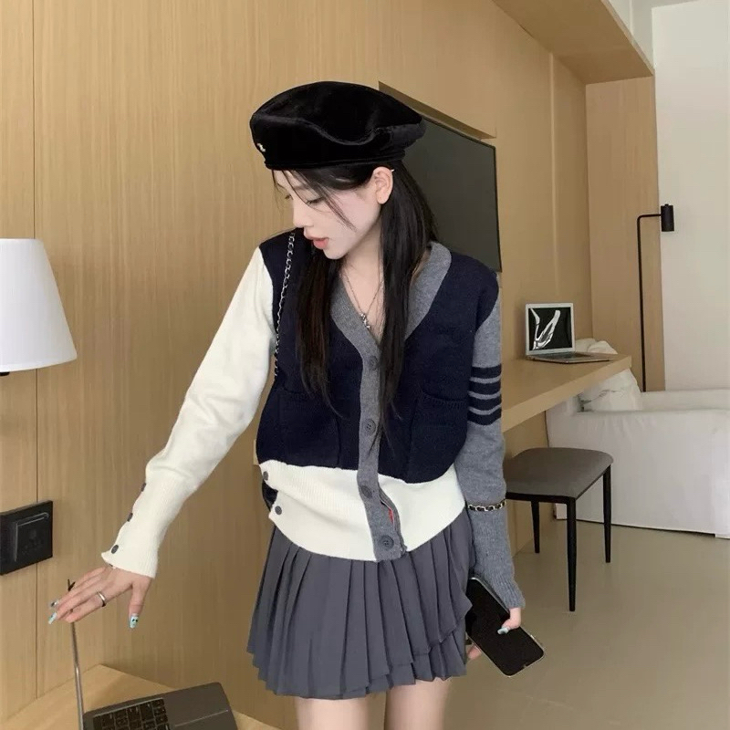 ÁO LEN PHỐI MÀU VẠCH TAY CỔ V | STUDIOBY25