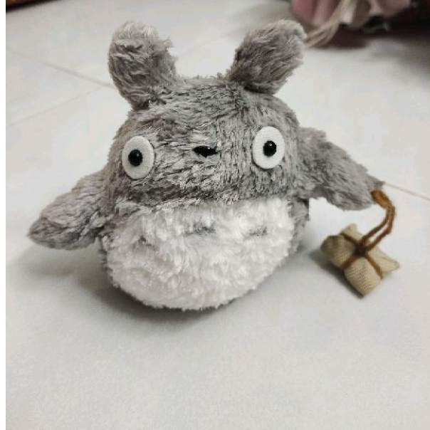 Totoro cầm bánh
