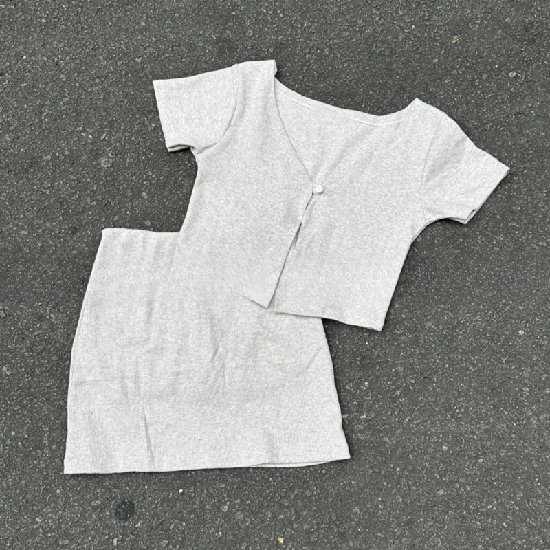 Áo cài nút + chân váy ôm quyến rũ, sexy và cực trendy Bộ 2 món cài nút chất thun gân dày dặn ôm, co giãn nhẹ