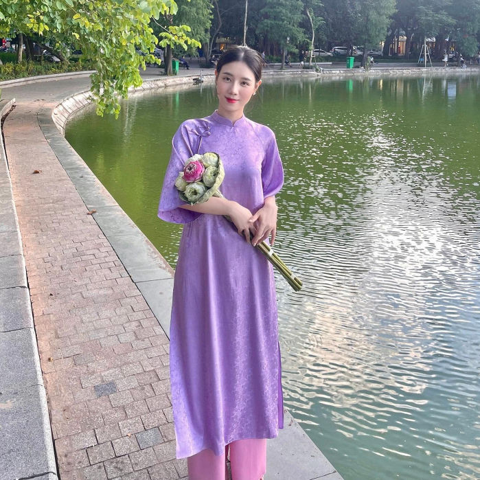 GT001 Áo dài Gấm hoa gió màu Tím cà,dáng xuông kèm ảnh thật và video.
