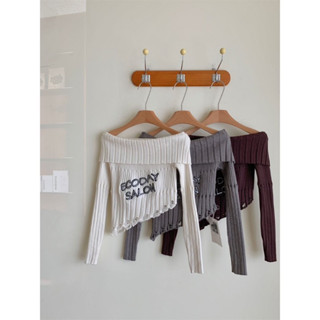 Áo len trễ vai dệt kim thêu chữ hoạ tiết rách phong cách retro