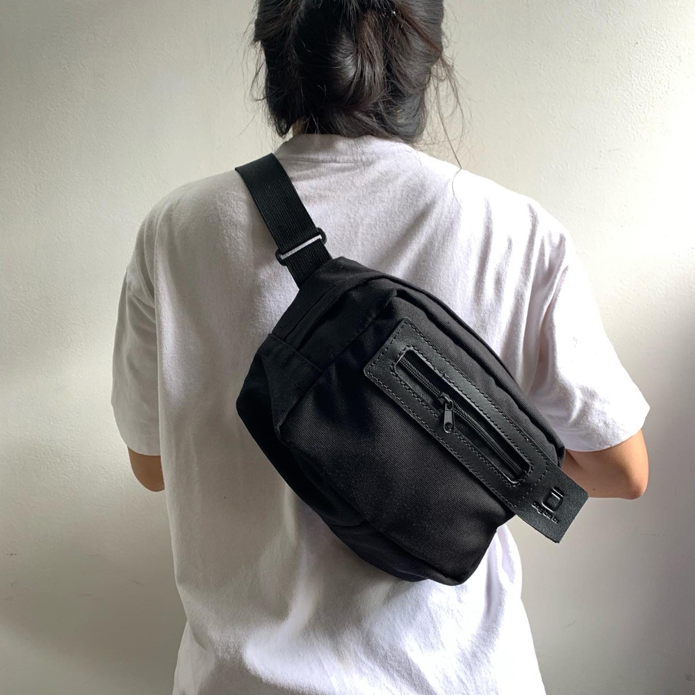 Túi đeo chéo canvas phối da Ông ba bị