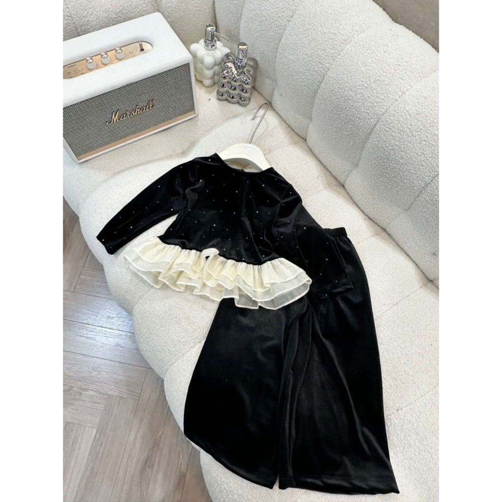 Bộ nhung đen đính hạt viền bèo bé gái