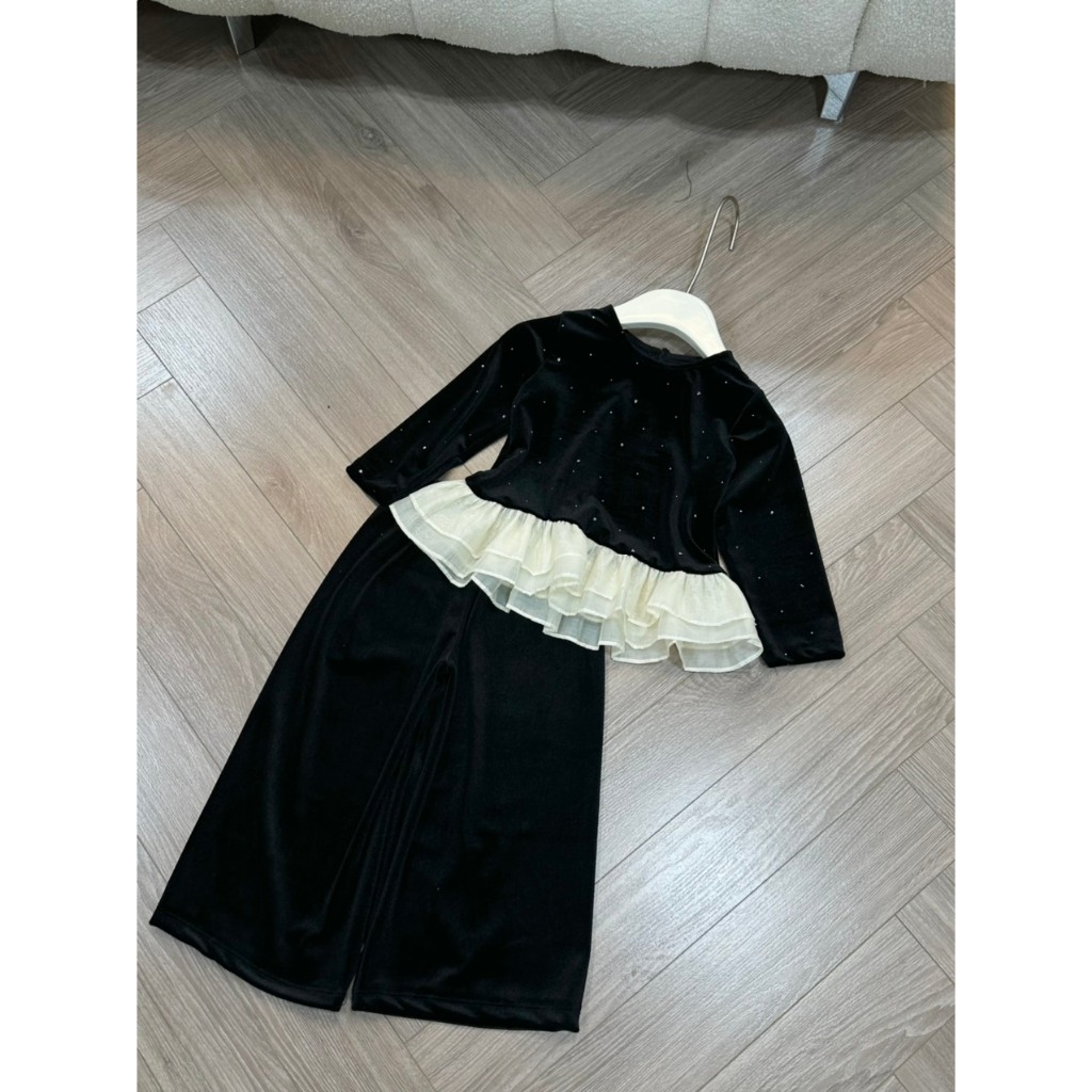 Bộ nhung đen đính hạt viền bèo bé gái