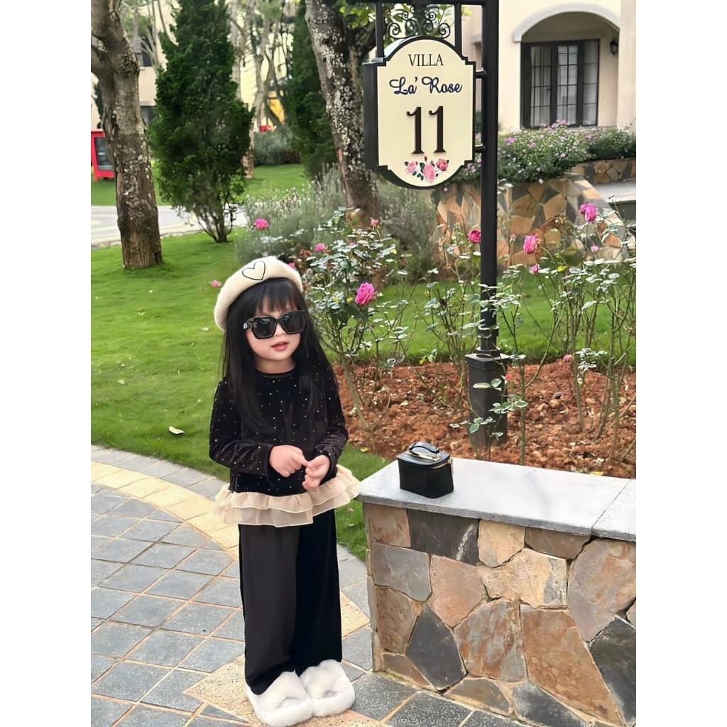 Bộ nhung đen đính hạt viền bèo bé gái