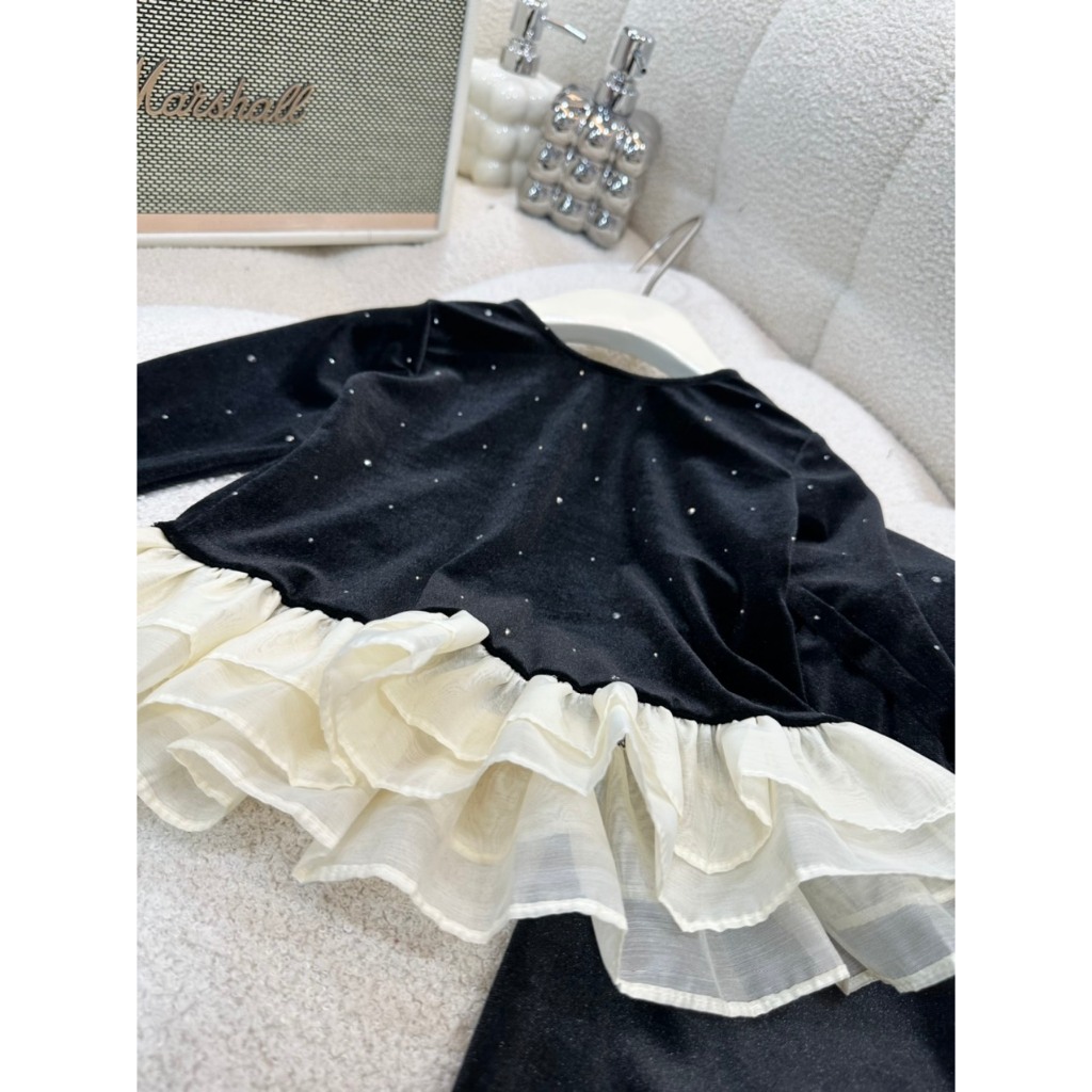 Bộ nhung đen đính hạt viền bèo bé gái