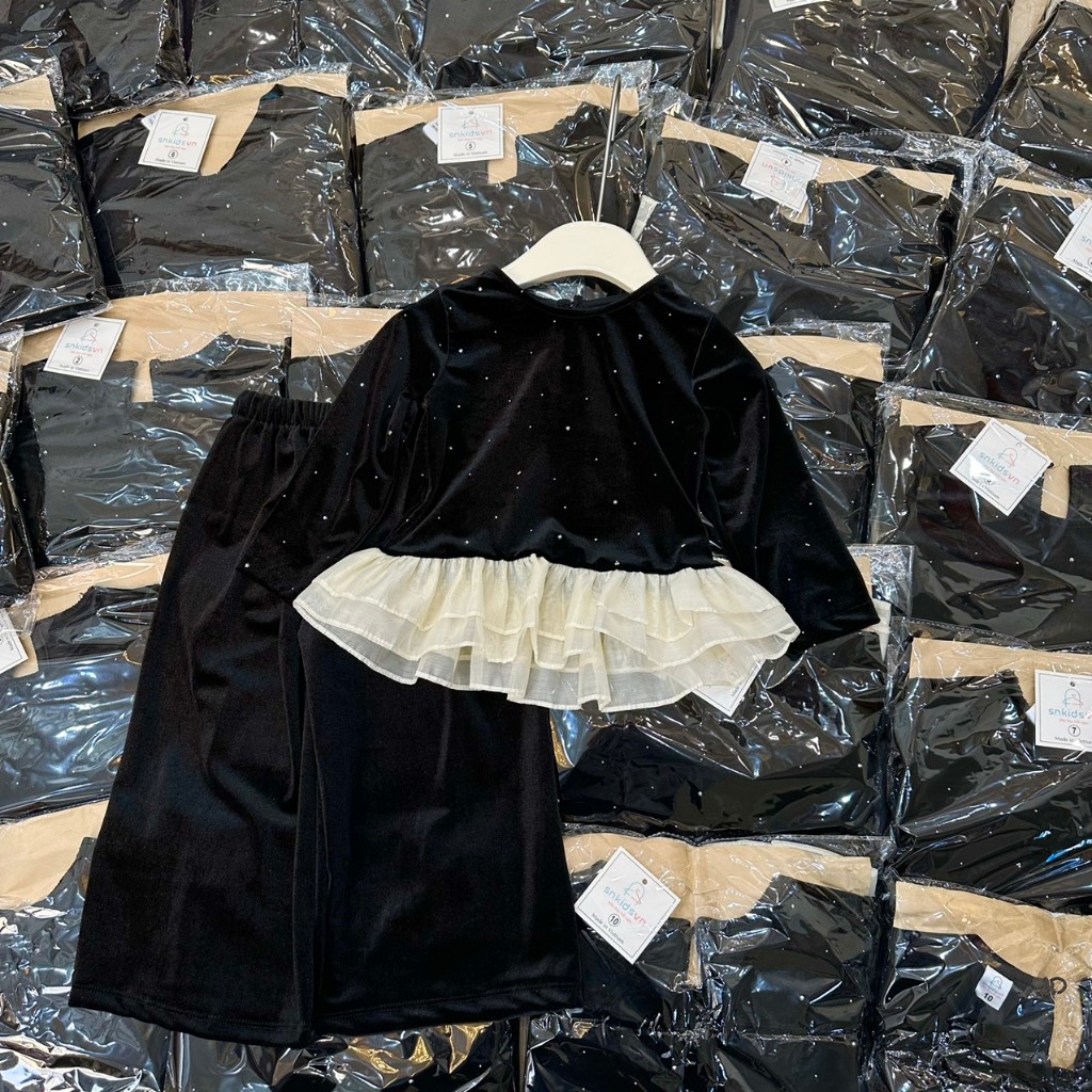 Bộ nhung đen đính hạt viền bèo bé gái