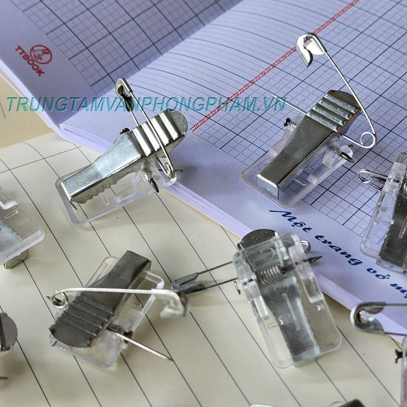 LỐC 10 CÁI Kẹp sắt bảng tên có kim tây