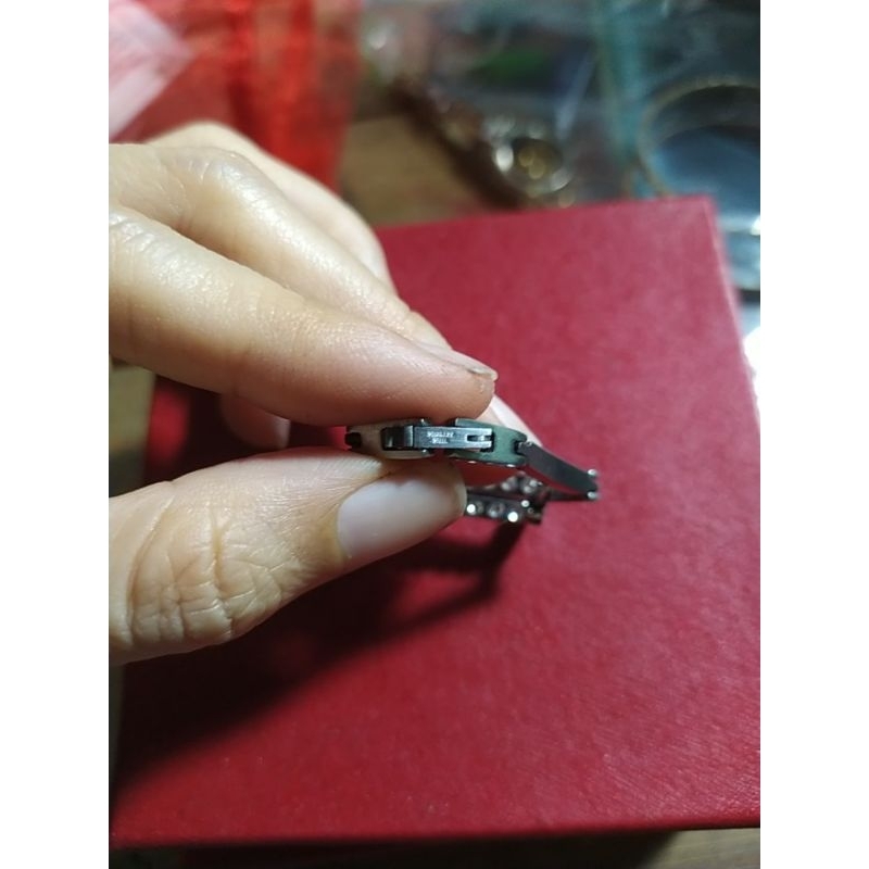 Vòng tay titan si Nhật