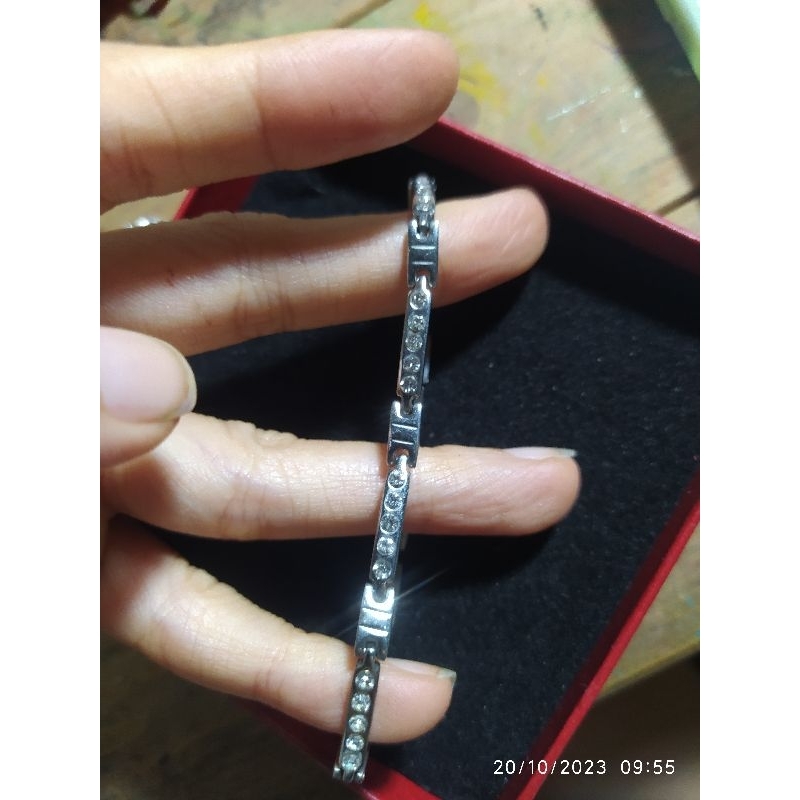 Vòng tay titan si Nhật