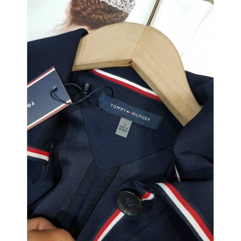 Đầm Tommy 1 lớp, dáng midi dài, túi hông tiện lợi
