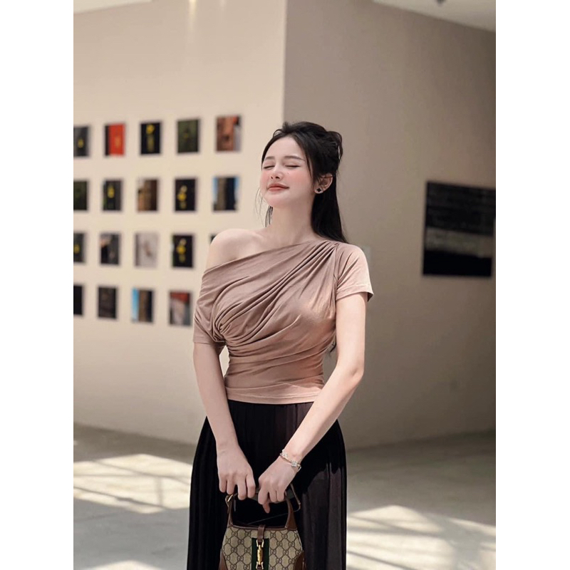 Set gồm áo lệch vai và chân váy dài tôn dáng sang chảnh