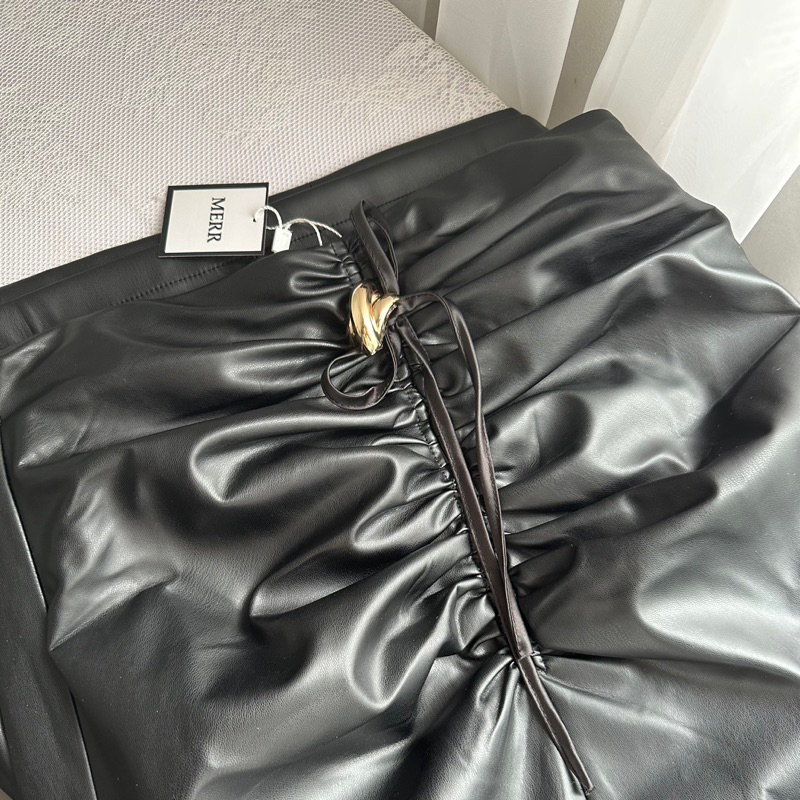 Set Áo Lệch Vai Dài Tay Chân Váy Da Dáng Dài Sang Trọng