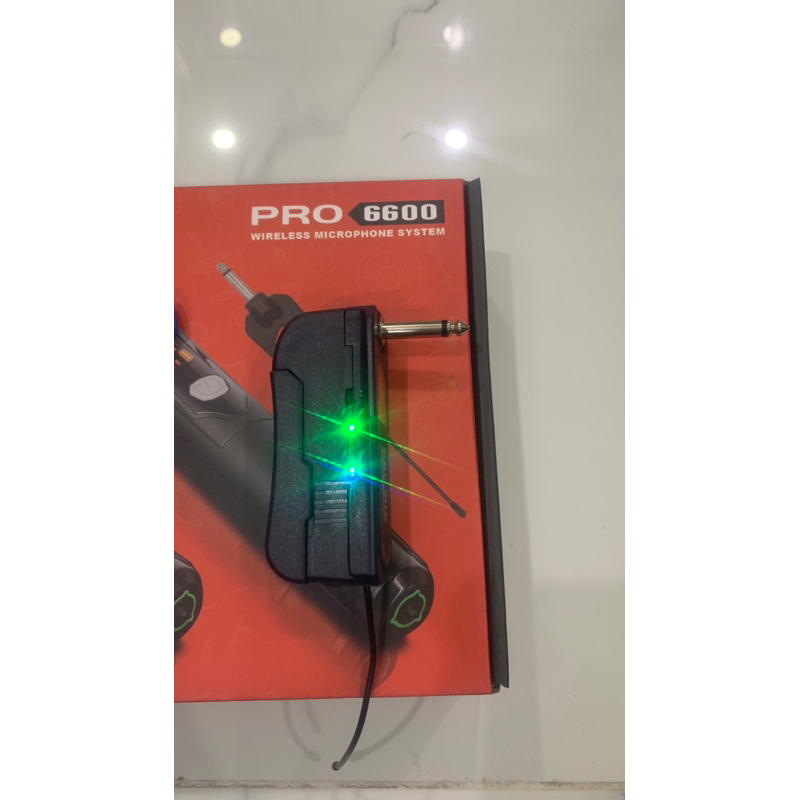 Micro đa năng , J 6600 phù hợp với mọi loại loa kéo và âm ly gia đình, tay mic bằng kim loại