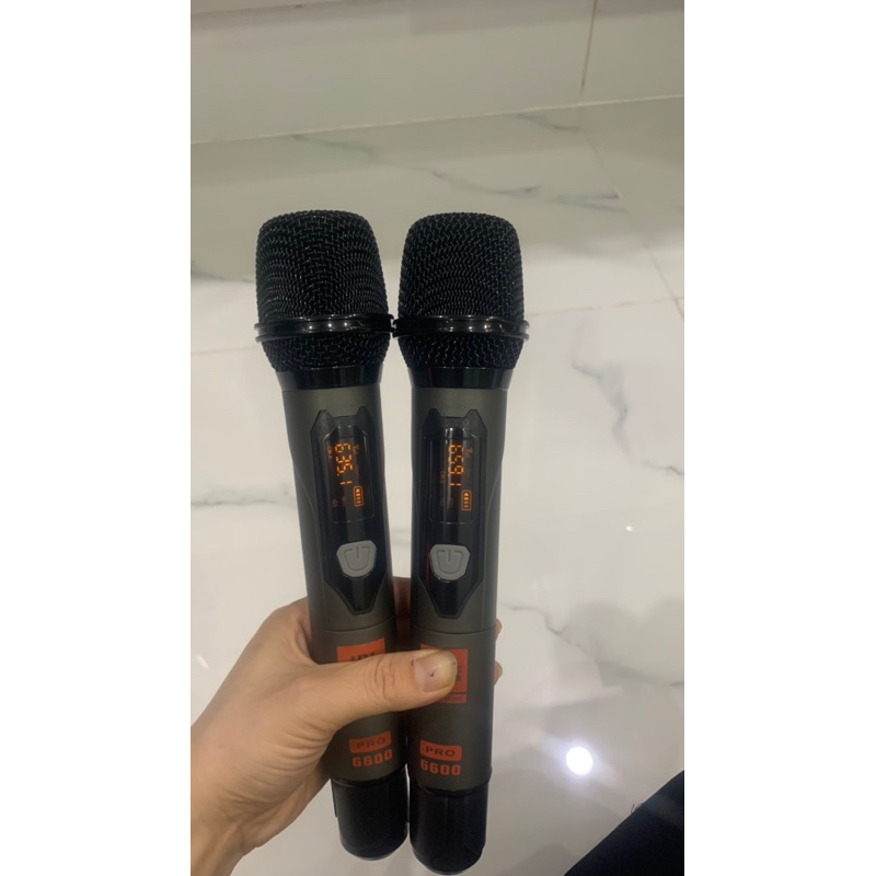 Micro đa năng , J 6600 phù hợp với mọi loại loa kéo và âm ly gia đình, tay mic bằng kim loại