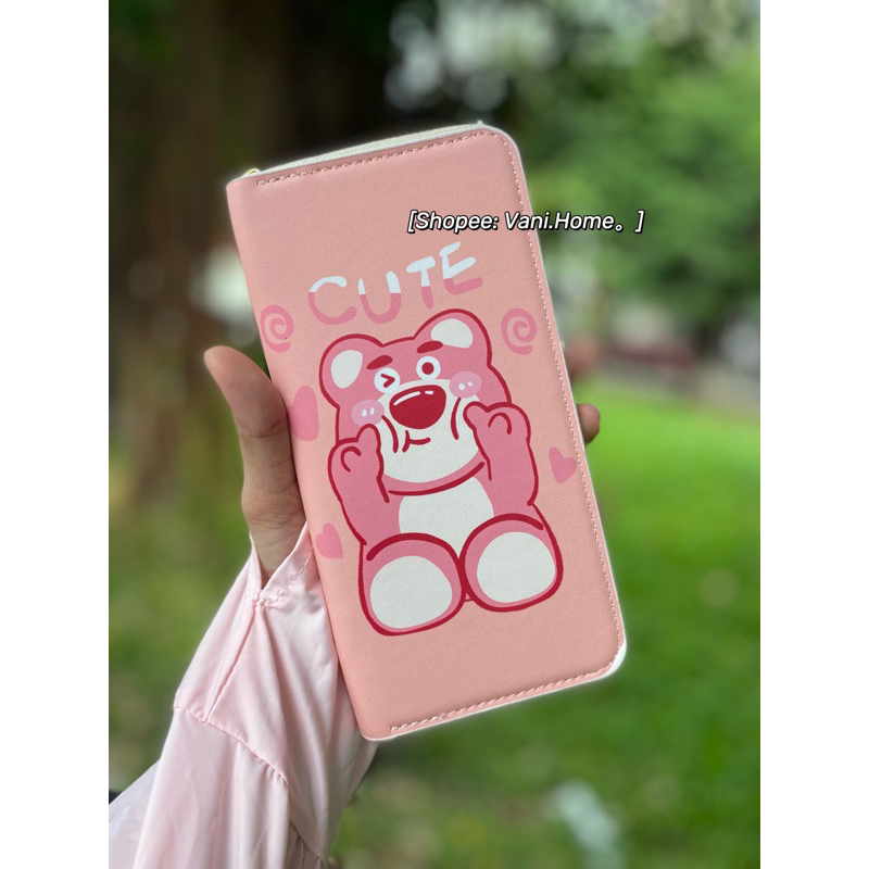 Ví dài cầm tay hoạ tiết gấu dâu Lotso dễ thương nhiều ngăn có dây kéo - Bóp ví đựng tiền gấu dâu Losto Vani Home