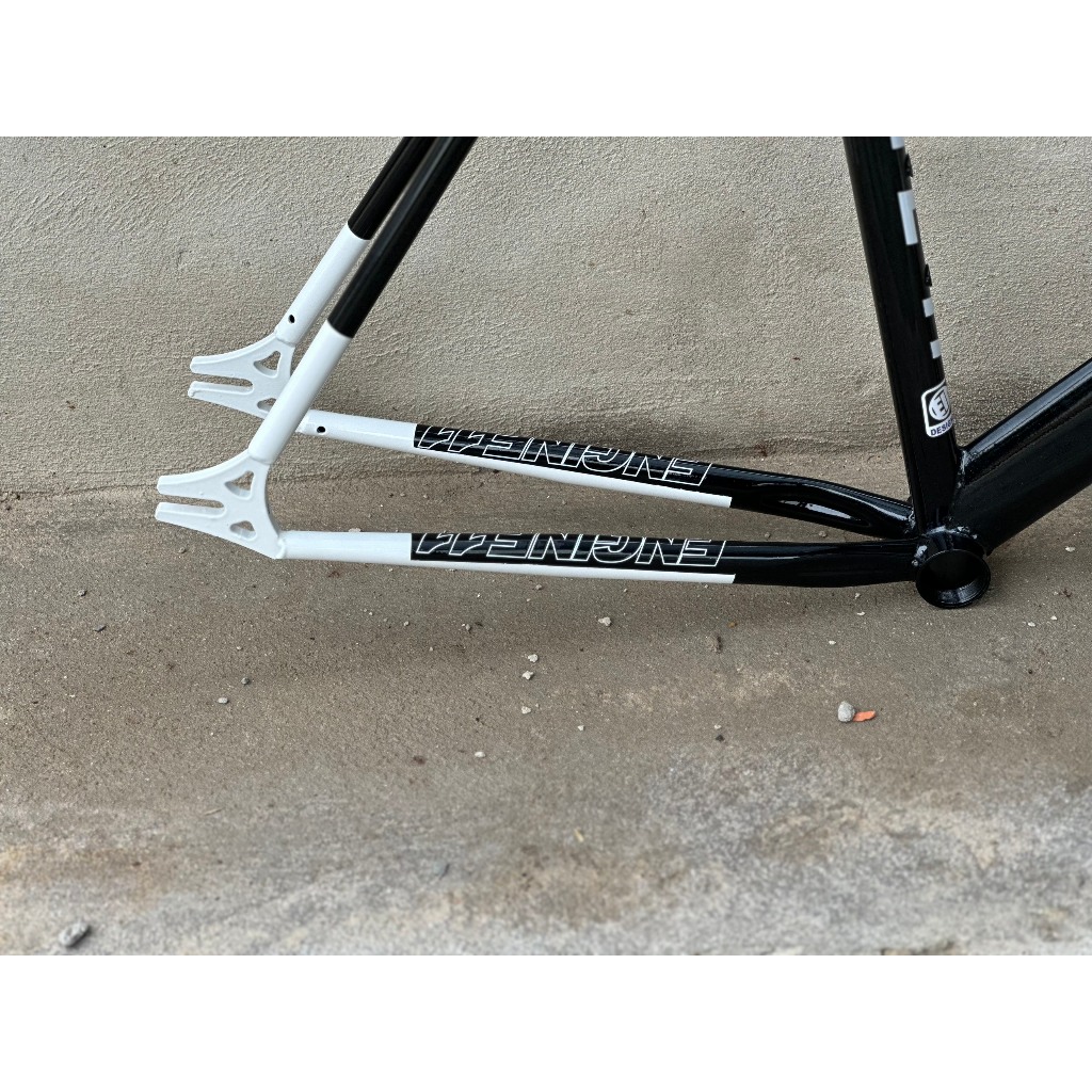 Khung Phuộc CustomPaint Eng Trắng Đen