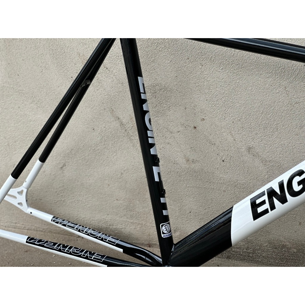 Khung Phuộc CustomPaint Eng Trắng Đen