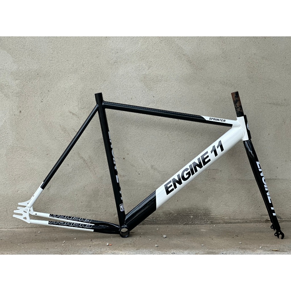 Khung Phuộc CustomPaint Eng Trắng Đen