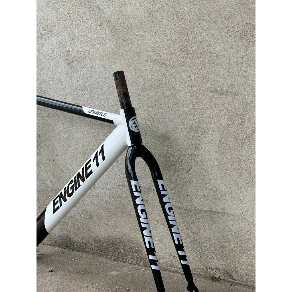 Khung Phuộc CustomPaint Eng Trắng Đen