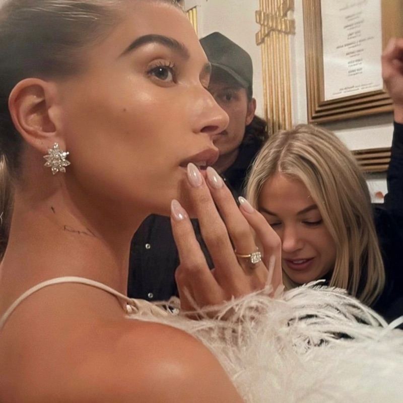 Nail box thiết kế Hailey Bieber tráng gương ánh trai