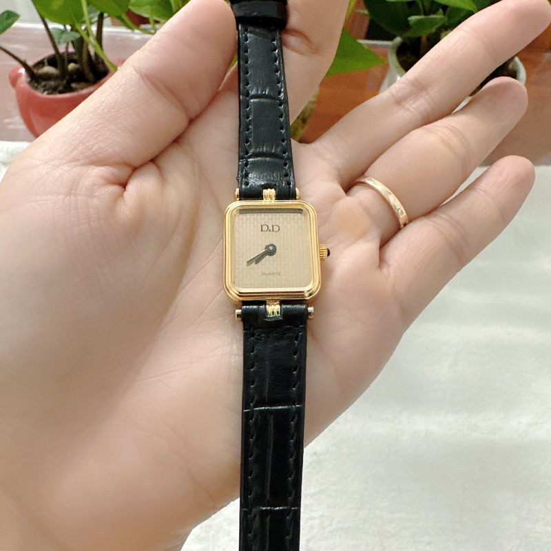 Đồng hồ nữ si nhật dáng tank hiệu D&D, dây da bò