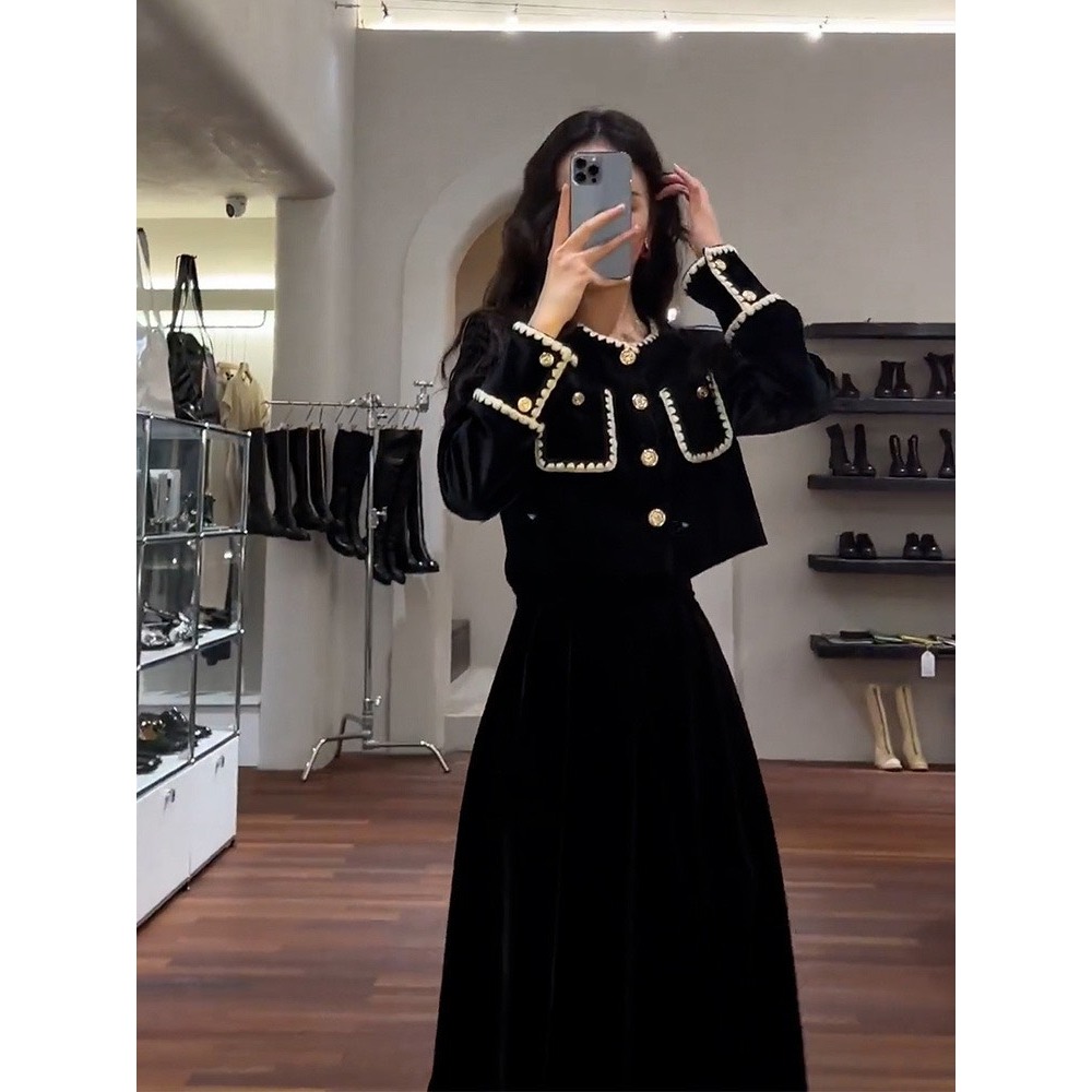 Sét nhung đen chân váy dài vừa sang vừa đẹp cho các tiểu thư