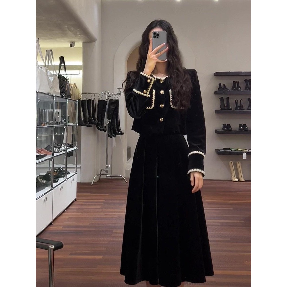 Sét nhung đen chân váy dài vừa sang vừa đẹp cho các tiểu thư