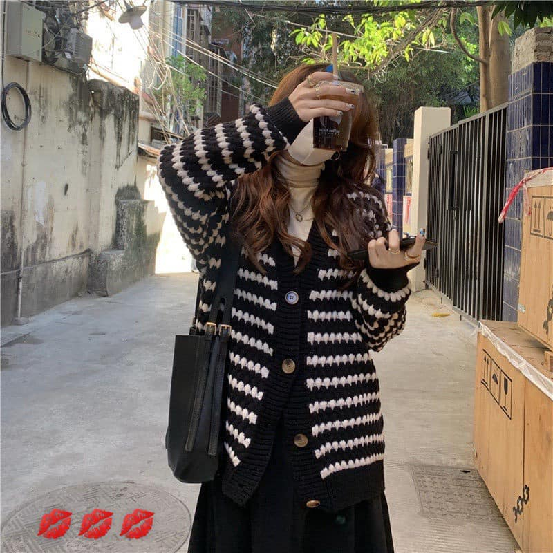 Áo cardigan kẻ đen