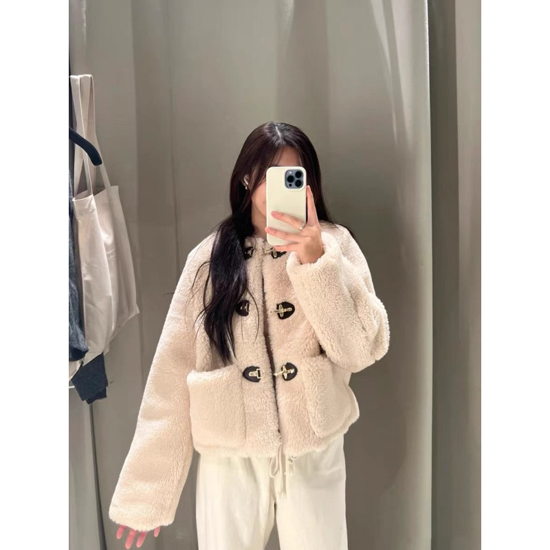 Áo khoác lông cừu màu be cổ tròn 3 khuy 2 túi za.ra
