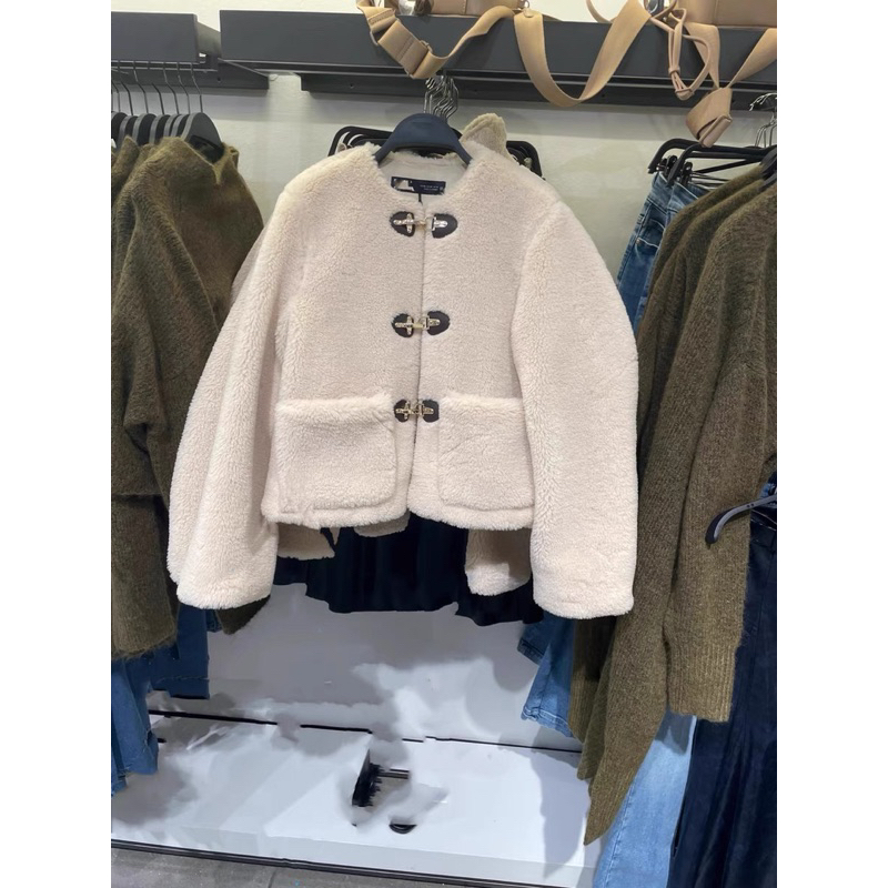 Áo khoác lông cừu màu be cổ tròn 3 khuy 2 túi za.ra