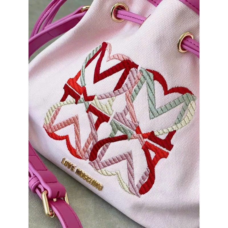 -Túi bucket rút dây  Mozchino heart bucket bag--canvas thêu tone hồng