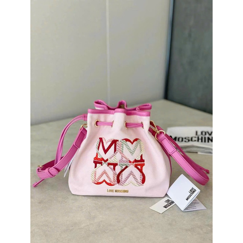 -Túi bucket rút dây  Mozchino heart bucket bag--canvas thêu tone hồng